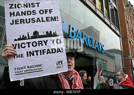 Manchester, Lancashire, Royaume-Uni. Apr 7, 2018. Un pro- Palestine protester détient en altitude un ''Hands Off sioniste Jérusalem'' à l'extérieur de l'étiquette Barclay's Bank à Manchester, au cours d'une campagne de Solidarité Palestine Manifestation à la ville. La démonstration et l'argent de l'ouest en mars a mis en relief l'aide et l'encouragement à l'occupation illégale d'Israël de la Palestine et les homicides illégaux par les forces de défense israéliennes de manifestants pacifiques et non armés à Gaza. Crédit : Andrew Mccoy/SOPA Images/ZUMA/Alamy Fil Live News Banque D'Images