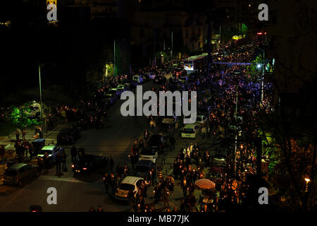 Thessalonique, Grèce. 8 avril, 2018. Bougies à la holding foule nuit sur la Résurrection dimanche, appelé Pascha. Les gens dans la rue au cours de Pâques grecque orthodoxe, célèbre la résurrection de Jésus de la mort à Thessalonique, en Grèce. Banque D'Images