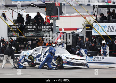 Ft. Worth, Texas, USA. Apr 7, 2018. Le 07 avril 2018 - Ft. Worth, Texas, USA : Jamie McMurray (42) fait un pit stop pour le MON 300 Solutions bariatriques au Texas Motor Speedway à Ft. Worth, Texas. Crédit : Stephen A. Arce/ASP/ZUMA/Alamy Fil Live News Banque D'Images