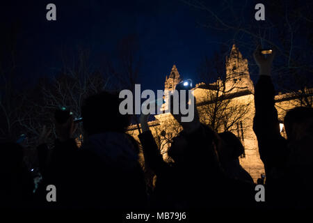 Budapest, Hongrie. 7 avril, 2018. La marche a pris fin à la place de la liberté où tout le monde agité et a crié des mots de soutien vers le jour suivant les résultats de l'élection. Face à la place il y a l'ambassade des États-Unis. Banque D'Images