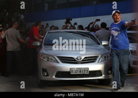Sao Bernardo do Campo, Brésil. Apr 7, 2018. Une voiture transportant l'ancien Président du Brésil Luiz Inacio Lula da Silva quitte le siège de l'Union des métallurgistes à Sao Bernardo do Campo, dans la banlieue de Sao Paulo, Brésil, le 7 avril 2018. Ex-président du Brésil Luiz Inacio Lula da Silva s est rendu lui-même à la police fédérale le samedi, après avoir essayé les partisans de l'empêcher de distribuer lui-même aux autorités. Credit : Rahel Patrasso/Xinhua/Alamy Live News Banque D'Images