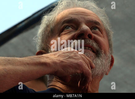 Sao Bernardo do Campo, Brésil. Apr 7, 2018. L'ancien Président du Brésil Luiz Inacio Lula da Silva réagit au cours d'une messe en mémoire de sa femme Marisa Leticia en face du siège du Syndicat des métallurgistes de Sao Bernardo do Campo, dans la banlieue de Sao Paulo, Brésil, le 7 avril 2018. Ex-président du Brésil Luiz Inacio Lula da Silva s est rendu lui-même à la police fédérale le samedi, après avoir essayé les partisans de l'empêcher de distribuer lui-même aux autorités. Credit : Rahel Patrasso/Xinhua/Alamy Live News Banque D'Images