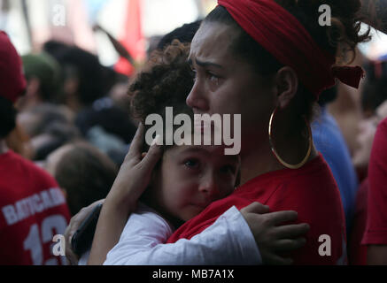Sao Bernardo do Campo, Brésil. Apr 7, 2018. Les partisans de l'ancien Président du Brésil Luiz Inacio Lula da Silva réagir pendant une messe à la mémoire de l'épouse de Lula Marisa Leticia en face du siège du Syndicat des métallurgistes de Sao Bernardo do Campo, dans la banlieue de Sao Paulo, Brésil, le 7 avril 2018. Ex-président du Brésil Luiz Inacio Lula da Silva s est rendu lui-même à la police fédérale le samedi, après avoir essayé les partisans de l'empêcher de distribuer lui-même aux autorités. Credit : Rahel Patrasso/Xinhua/Alamy Live News Banque D'Images