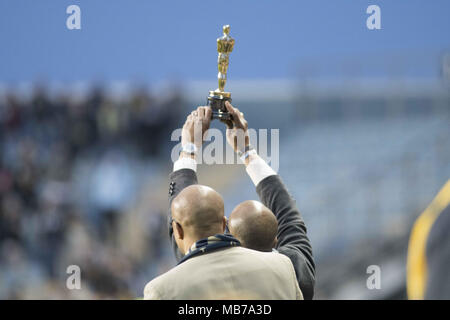 Chester, Pennsylvanie, USA. Apr 7, 2018. Un ventilateur de l'Union accorde un Oscar pour le tremblement de terre de San Jose pour le meilleur flop du match au stade de l'énergie Talen Chester Ohio Crédit : Ricky Fitchett/ZUMA/Alamy Fil Live News Banque D'Images