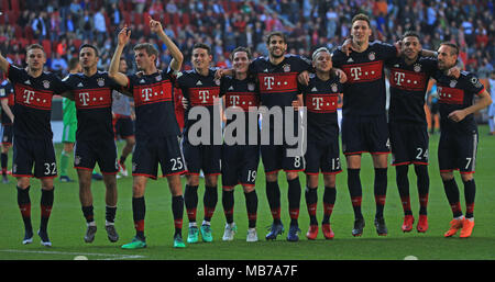 Augsburg, Allemagne. Apr 7, 2018. Les joueurs du Bayern de Munich, célébrer remportant le titre après un match de Bundesliga allemande entre FC Bayern Munich et Augsbourg, à Augsburg, Allemagne, le 7 avril 2018. Le Bayern Munich a gagné 4-1 pour décrocher son sixième titre consécutif Bundeslisga d'avance à la 29e tour le samedi. Crédit : Philippe Ruiz/Xinhua/Alamy Live News Banque D'Images