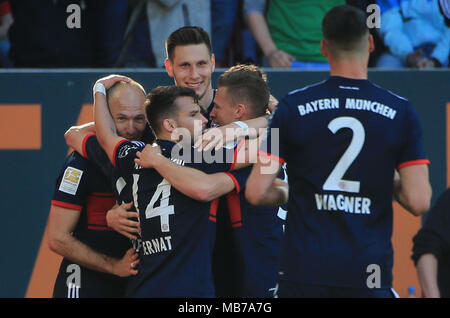 Augsburg, Allemagne. Apr 7, 2018. Les joueurs du Bayern de Munich, célébrer lors d'une notation Bundesliga match entre FC Bayern Munich et Augsbourg, à Augsburg, Allemagne, le 7 avril 2018. Le Bayern Munich a gagné 4-1 pour décrocher son sixième titre consécutif Bundeslisga d'avance à la 29e tour le samedi. Crédit : Philippe Ruiz/Xinhua/Alamy Live News Banque D'Images