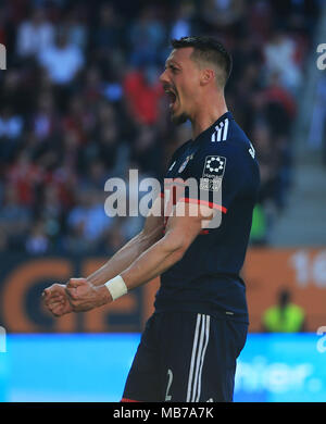 Augsburg, Allemagne. Apr 7, 2018. Le Bayern de Munich, Sandro Wagner célèbre sa notation lors d'un match de Bundesliga allemande entre FC Bayern Munich et Augsbourg, à Augsburg, Allemagne, le 7 avril 2018. Le Bayern Munich a gagné 4-1 pour décrocher son sixième titre consécutif Bundeslisga d'avance à la 29e tour le samedi. Crédit : Philippe Ruiz/Xinhua/Alamy Live News Banque D'Images