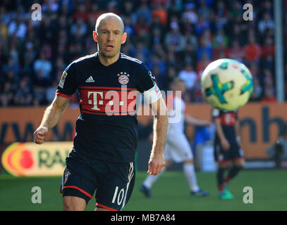 Augsburg, Allemagne. Apr 7, 2018. Du Bayern Munich Arjen Robben fait concurrence au cours d'un match de Bundesliga allemande entre FC Bayern Munich et Augsbourg, à Augsburg, Allemagne, le 7 avril 2018. Le Bayern Munich a gagné 4-1 pour décrocher son sixième titre consécutif Bundeslisga d'avance à la 29e tour le samedi. Crédit : Philippe Ruiz/Xinhua/Alamy Live News Banque D'Images