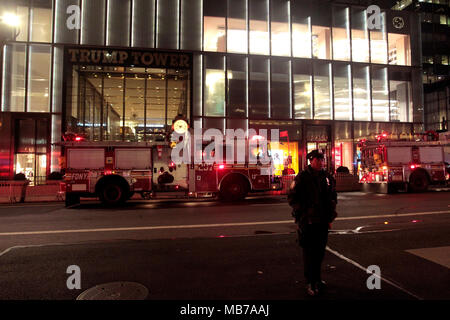 New York - 7 Avril 2018 : police, pompiers et les véhicules d'urgence à l'extérieur Trump Tower après un incendie s'est déclaré plus tôt ce soir sur le 50e étage. Une personne a été tuée et au moins quatre autres personnes ont été blessées. Banque D'Images