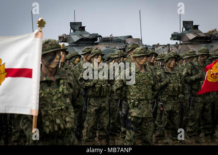 SASEBO, JAPON - 7 avril : Des soldats de la Force d'autodéfense japonaise (JGSDF), du nom de la Brigade d'intervention rapide amphibie assister à une cérémonie organisée au Camp Ainoura à Sasebo, préfecture de Nagasaki, Japon le 7 avril 2018. (Photo : Richard Atrero de Guzman/AFLO) Banque D'Images