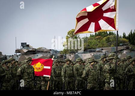 SASEBO, JAPON - 7 avril : Des soldats de la Force d'autodéfense japonaise (JGSDF), du nom de la Brigade d'intervention rapide amphibie assister à une cérémonie organisée au Camp Ainoura à Sasebo, préfecture de Nagasaki, Japon le 7 avril 2018. (Photo : Richard Atrero de Guzman/AFLO) Banque D'Images