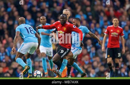 Manchester. Apr 7, 2018. Romelu Lukaku Manchester United (C) convoite la la balle au cours de l'English Premier League match entre Manchester City et Manchester United au stade Etihad à Manchester, en Grande-Bretagne le 7 avril 2018. Manchester United a remporté 3-2. Credit : Stringer/Xinhua/Alamy Live News Banque D'Images