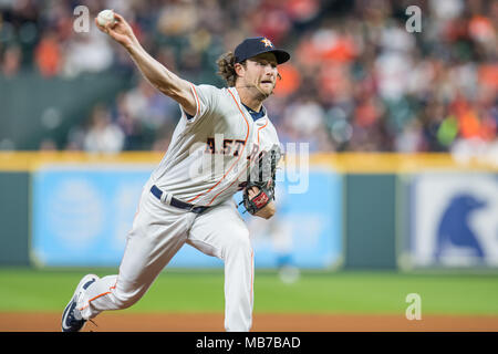 Houston, TX, USA. Apr 7, 2018. Le lanceur partant des Houston Astros Gerrit Cole (45) emplacements pendant un match entre les Astros de Houston et San Diego Padres au Minute Maid Park de Houston, TX. Les Astros a gagné le match 1-0.Trask Smith/CSM/Alamy Live News Banque D'Images