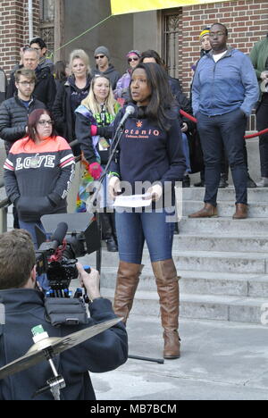 Ann Arbor, Michigan, USA. 7 avril 2018. Anqunette Sarfoh Jamison, ex-Fox 2 matin anchor à Detroit, parlant à la 47e événement annuel Hash Bash. Crédit, Jeffrey Wickett/Alamy Live News. Banque D'Images