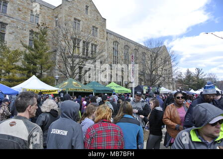 Ann Arbor, Michigan, USA. 7 avril 2018. Les foules à la Monroe Street juste au cours de la 47e événement annuel Hash Bash. Crédit, Jeffrey Wickett/Alamy Live News. Banque D'Images