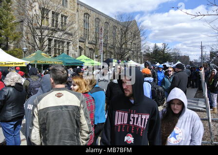 Ann Arbor, Michigan, USA. 7 avril 2018. Les foules à la Monroe Street juste au cours de la 47e événement annuel Hash Bash. Crédit, Jeffrey Wickett/Alamy Live News. Banque D'Images