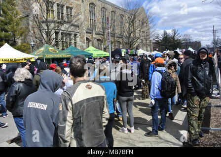 Ann Arbor, Michigan, USA. 7 avril 2018. Les foules à la Monroe Street juste au cours de la 47e événement annuel Hash Bash. Crédit, Jeffrey Wickett/Alamy Live News. Banque D'Images