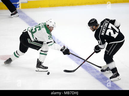 Los Angeles, Californie, USA. Apr 7, 2018. Dallas Stars' de l'avant Brett Ritchie (25) rivalise avec le défenseur des Kings de Los Angeles Alec Martinez (27) 2017-2018 au cours d'un match de hockey à Los Angeles, le 7 avril 2018. Les Stars ont remporté 4-2. Ringo : crédit Chiu/ZUMA/Alamy Fil Live News Banque D'Images