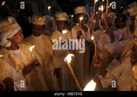 Les pèlerins chrétiens orthodoxes éthiopiens tiennent des bougies pendant la cérémonie du feu Saint au monastère Deir El-Sultan situé sur le toit de l'église du Saint-Sépulcre dans la vieille ville est de Jérusalem Israël. Les chrétiens éthiopiens commémorent les événements autour de la crucifixion de Jésus-Christ, menant à sa résurrection à Pâques qui, dans la langue amharique, est appelée Fasika, originaire du mot grec Pascha. Banque D'Images