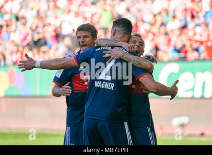 Augsburg, Allemagne. 7 avril, 2018. Football FC Bayern Munich, Munich, le 07 avril 2018, FCB 2 Sandro Wagner célèbre son but pour 1-4 célébration avec RAFINHA (FCB 13) Thomas Mueller, MÜLLER, FCB 25 FC AUGSBURG - FC BAYERN MUNICH 1-4 1.ligue de soccer allemand , Augsburg, Avril 07, 2018, saison 2017-2018 © Peter Schatz / Alamy Live News Banque D'Images
