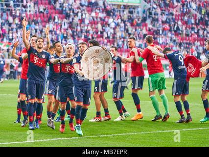 Augsburg, Allemagne. 7 avril, 2018. Football FC Bayern Munich, Munich, Avril 07, 2018 Juan BERNAT, FCB 14 RAFINHA (FCB) 13 Thiago ALCANTARA, FCB 6 Javi MARTINEZ, FCB 8 Niklas SUELE, FCB 4 James RODRIGUEZ, FCB 11 Mats HUMMELS, FCB 5 Sandro Wagner, FCB 2 Sebastian RUDY, FCB 19 Tom Starke, FCB 22 Robert Lewandowski, FCB 9 Thomas Mueller, MÜLLER, FCB 25 Arjen Robben, FCB 10 David ALABA, FCB 27 Franck Ribery, FCB 7 célébration FC AUGSBURG - FC BAYERN MUNICH 1-4 1.ligue de soccer allemand , Augsburg, Avril 07, 2018, saison 2017-2018 © Peter Schatz / Alamy Live News Banque D'Images