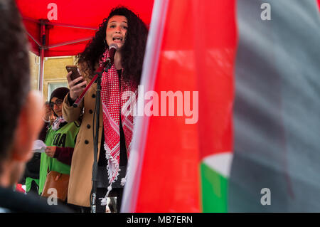 7 avril 2018 - Londres, Royaume-Uni. 7 avril 2018. à la protestation sur Downing St condamnant le tournage par des snipers israéliens des manifestants palestiniens non armés pacifique sur le premier jour d'une manifestation pacifique, la grande marche du retour, au mur de séparation à Gaza le jour de la terre, 30 mars. Live fire par les Israéliens tués et 17 blessés plus de 750. Neuf autres palestiniens, dont un journaliste, ont été tués hier et 1 350 blessés, environ 400 par live fire, avec environ 25 dans un état critique. Il y avait de nombreux discours condamnant les massacres israéliens, appelant à mettre fin au siège de Gaza Banque D'Images