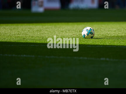 Augsburg, Allemagne. 7 avril, 2018. Football FC Bayern Munich, Munich, le 07 avril 2018, l'illustration, Symbole de fonction, Ball, Adidas Torfabrik FC AUGSBURG - FC BAYERN MUNICH 1-4 1.ligue de soccer allemand , Augsburg, Avril 07, 2018, saison 2017-2018 © Peter Schatz / Alamy Live News Banque D'Images