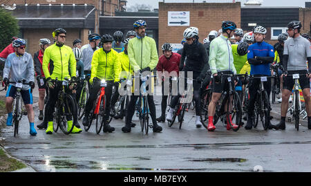 Brentwood Essex Essex 8 Avril 2018 Printemps Routes Agneaux Sportive est un des premiers UK long distance la participation de masse à vélo de l'année avec plus de six cents participants. Ils randonnée deux routes autour de l'Essex de 100km ou 150KM. Les cavaliers sont donnés un certain nombre et généralement une étiquette électronique de certains description. L'annotation s'enregistrer leur définir le temps d'arrêt et le temps de retour à la ligne d'arrivée, donnant ainsi un temps global pour terminer le cours. Ce n'est pas une compétition, la course est contre la montre. Crédit : Ian Davidson/Alamy Live News Banque D'Images