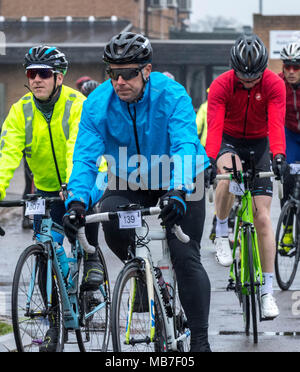 Brentwood Essex Essex 8 Avril 2018 Printemps Routes Agneaux Sportive est un des premiers UK long distance la participation de masse à vélo de l'année avec plus de six cents participants. Ils randonnée deux routes autour de l'Essex de 100km ou 150KM. Les cavaliers sont donnés un certain nombre et généralement une étiquette électronique de certains description. L'annotation s'enregistrer leur définir le temps d'arrêt et le temps de retour à la ligne d'arrivée, donnant ainsi un temps global pour terminer le cours. Ce n'est pas une compétition, la course est contre la montre. Crédit : Ian Davidson/Alamy Live News Banque D'Images