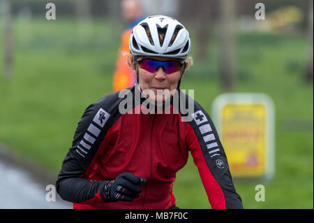 Brentwood Essex Essex 8 Avril 2018 Printemps Routes Agneaux Sportive est un des premiers UK long distance la participation de masse à vélo de l'année avec plus de six cents participants. Ils randonnée deux routes autour de l'Essex de 100km ou 150KM. Les cavaliers sont donnés un certain nombre et généralement une étiquette électronique de certains description. L'annotation s'enregistrer leur définir le temps d'arrêt et le temps de retour à la ligne d'arrivée, donnant ainsi un temps global pour terminer le cours. Ce n'est pas une compétition, la course est contre la montre. Crédit : Ian Davidson/Alamy Live News Banque D'Images