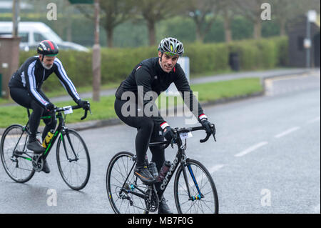 Brentwood Essex Essex 8 Avril 2018 Printemps Routes Agneaux Sportive est un des premiers UK long distance la participation de masse à vélo de l'année avec plus de six cents participants. Ils randonnée deux routes autour de l'Essex de 100km ou 150KM. Les cavaliers sont donnés un certain nombre et généralement une étiquette électronique de certains description. L'annotation s'enregistrer leur définir le temps d'arrêt et le temps de retour à la ligne d'arrivée, donnant ainsi un temps global pour terminer le cours. Ce n'est pas une compétition, la course est contre la montre. Crédit : Ian Davidson/Alamy Live News Banque D'Images