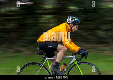 Brentwood Essex Essex 8 Avril 2018 Printemps Routes Agneaux Sportive est un des premiers UK long distance la participation de masse à vélo de l'année avec plus de six cents participants. Ils randonnée deux routes autour de l'Essex de 100km ou 150KM. Les cavaliers sont donnés un certain nombre et généralement une étiquette électronique de certains description. L'annotation s'enregistrer leur définir le temps d'arrêt et le temps de retour à la ligne d'arrivée, donnant ainsi un temps global pour terminer le cours. Ce n'est pas une compétition, la course est contre la montre. Crédit : Ian Davidson/Alamy Live News Banque D'Images