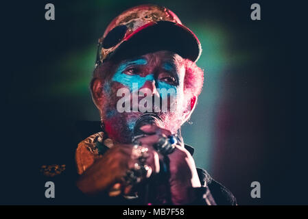 Caramagn, Italie, 7 avril 2018 : les 82 ans giamaican producteur, chanteur et compositeur Lee Scratch Perry en live sur scène à Caramagna Piemonte pour sa tournée italienne. Credit : Alessandro Bosio/Alamy Live News Banque D'Images