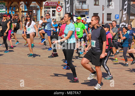 Checiny, Pologne, 7 avril 2018. Porteur de préchauffage avant le démarrage. CROSSRUN amateur, l'exécution de la concurrence. Ce concours est divisé en deux catégories : 10 km et 21,5 km. Crédit : Pawel Burgiel/Alamy Live News. Banque D'Images