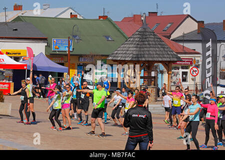 Checiny, Pologne, 7 avril 2018. Porteur de préchauffage avant le démarrage. CROSSRUN amateur, l'exécution de la concurrence. Ce concours est divisé en deux catégories : 10 km et 21,5 km. Crédit : Pawe³ Burgiel/Alamy Live News. Banque D'Images