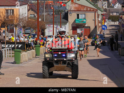 Checiny, Pologne, 7 avril 2018. Début d'une exécution de la concurrence. CROSSRUN amateur, l'exécution de la concurrence. Ce concours est divisé en deux catégories : 10 km et 21,5 km. Crédit : Pawel Burgiel/Alamy Live News. Banque D'Images