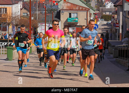 Checiny, Pologne, 7 avril 2018. CROSSRUN amateur, l'exécution de la concurrence. Ce concours est divisé en deux catégories : 10 km et 21,5 km. Crédit : Pawel Burgiel/Alamy Live News. Banque D'Images