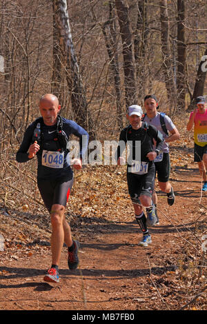 Checiny, Pologne, 7 avril 2018. Coureurs sur un chemin entre les arbres. CROSSRUN amateur, l'exécution de la concurrence. Ce concours est divisé en deux catégories : 10 km et 21,5 km. Crédit : Pawel Burgiel/Alamy Live News. Banque D'Images