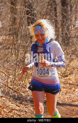 Checiny, Pologne, 7 avril 2018. Coureuse entre les arbres. CROSSRUN amateur, l'exécution de la concurrence. Ce concours est divisé en deux catégories : 10 km et 21,5 km. Crédit : Pawel Burgiel/Alamy Live News. Banque D'Images