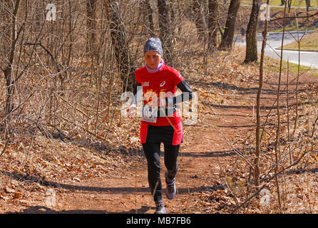 Checiny, Pologne, 7 avril 2018. Coureuse sur un chemin entre les arbres. CROSSRUN amateur, l'exécution de la concurrence. Ce concours est divisé en deux catégories : 10 km et 21,5 km. Crédit : Pawel Burgiel/Alamy Live News. Banque D'Images