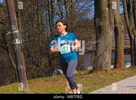 Checiny, Pologne, 7 avril 2018. Coureuse. CROSSRUN amateur, l'exécution de la concurrence. Ce concours est divisé en deux catégories : 10 km et 21,5 km. Crédit : Pawel Burgiel/Alamy Live News. Banque D'Images