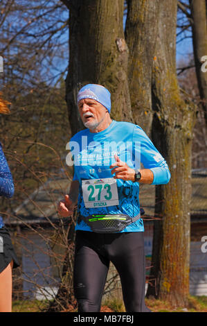 Checiny, Pologne, 7 avril 2018. Les canaux chauds. CROSSRUN amateur, l'exécution de la concurrence. Ce concours est divisé en deux catégories : 10 km et 21,5 km. Crédit : Pawel Burgiel/Alamy Live News. Banque D'Images