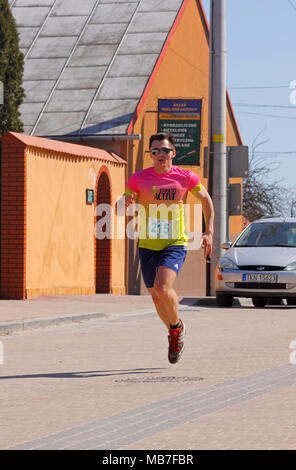 Checiny, Pologne, 7 avril 2018. Runner sur une rue. CROSSRUN amateur, l'exécution de la concurrence. Ce concours est divisé en deux catégories : 10 km et 21,5 km. Crédit : Pawel Burgiel/Alamy Live News. Banque D'Images