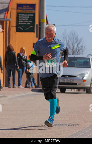 Checiny, Pologne, 7 avril 2018. Hauts runner sur une rue. CROSSRUN amateur, l'exécution de la concurrence. Ce concours est divisé en deux catégories : 10 km et 21,5 km. Crédit : Pawel Burgiel/Alamy Live News. Banque D'Images