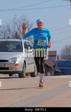 Checiny, Pologne, 7 avril 2018. Hauts runner sur une rue. CROSSRUN amateur, l'exécution de la concurrence. Ce concours est divisé en deux catégories : 10 km et 21,5 km. Crédit : Pawel Burgiel/Alamy Live News. Banque D'Images