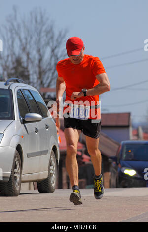 Checiny, Pologne, 7 avril 2018. Runner sur une rue. CROSSRUN amateur, l'exécution de la concurrence. Ce concours est divisé en deux catégories : 10 km et 21,5 km. Crédit : Pawel Burgiel/Alamy Live News. Banque D'Images