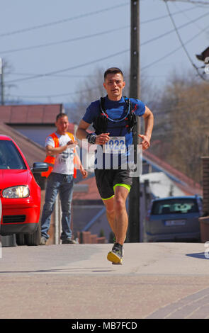 Checiny, Pologne, 7 avril 2018. Runner sur une rue. CROSSRUN amateur, l'exécution de la concurrence. Ce concours est divisé en deux catégories : 10 km et 21,5 km. Crédit : Pawel Burgiel/Alamy Live News. Banque D'Images