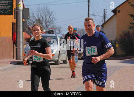 Checiny, Pologne, 7 avril 2018. Coureurs sur une rue. CROSSRUN amateur, l'exécution de la concurrence. Ce concours est divisé en deux catégories : 10 km et 21,5 km. Crédit : Pawel Burgiel/Alamy Live News. Banque D'Images