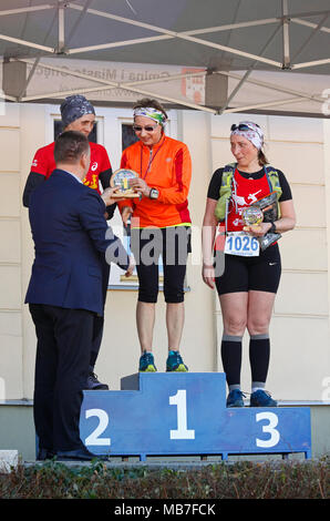 Checiny, Pologne, 7 avril 2018. Les gagnants sur le podium. CROSSRUN amateur, l'exécution de la concurrence. Ce concours est divisé en deux catégories : 10 km et 21,5 km. Crédit : Pawel Burgiel/Alamy Live News. Banque D'Images