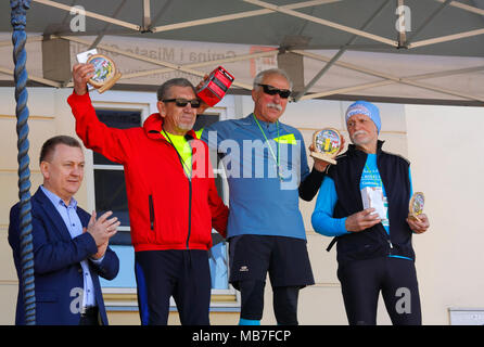 Checiny, Pologne, 7 avril 2018. Les gagnants sur le podium. CROSSRUN amateur, l'exécution de la concurrence. Ce concours est divisé en deux catégories : 10 km et 21,5 km. Crédit : Pawel Burgiel/Alamy Live News. Banque D'Images